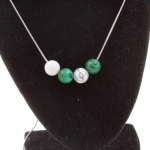 Pierres et Min&eacute;raux. Collier 4 Perles Howlite + Malachite 8 mm Chaine en acier inoxydable.