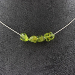 Pierres et Min&eacute;raux. Collier 4 perles P&eacute;ridot de Myanmar (Birmanie) Chaine en acier Collier femmes, hommes. Taille personnalisable.