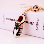 Loominguline jalgpalli maailmameistriv&otilde;istluste jalatsi v&otilde;tmehoidja &ndash; meeste metallist ripats, v&auml;ike kingitus