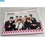 Stray Kids 2026&ndash;2027 Lauakalender &ndash; Kahepoolne Fotoraamatu stiilis (Juhuslikud pildid) White calendar 22.5 &times; 17 cm
