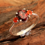 Granaatp&otilde;hine s&uuml;nnip&auml;evakivi s&otilde;rmus, 925 sterlingh&otilde;be, Kingitus talle, Naiste ehted, Statement-s&otilde;rmus 12 punane