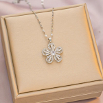 Lilledega t&auml;is teemant kaelakee ehted