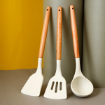 Piimvalge puidust k&auml;epidemega silikoonist spaatliga k&ouml;&ouml;gin&otilde;ud 3-osaline silikoonlabida komplekt Ripputav k&ouml;&ouml;gisupi lusikas keedun&otilde;u spaatel