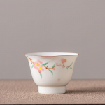 Valge portselan k&auml;sitsi valmistatud meistrikupike majapidamisse, k&auml;sitsi maalitud lilledega suu teetass, luksuslik armas tass, nuusutamiskupike, lauan&otilde;ud, k&auml;sit&ouml;&ouml;