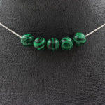Pierres et Min&eacute;raux. Collier 5 perles Malachite (avec r&eacute;sine) 8 mm. Chaine en acier Collier femmes, hommes. Taille personnalisable.
