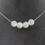 Pierres et Min&eacute;raux. Collier 4 perles Selenite du Maroc 8 mm Chaine en acier inoxydable Collier femmes, hommes. Taille personnalisa