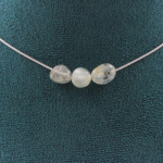Pierres et Min&eacute;raux. Collier 3 perles Prehnite du Canada Chaine en acier inoxydable Collier femmes, hommes. Taille personnalisable.