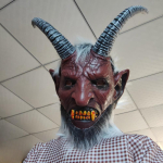 Langenud ingel deemon inimn&auml;gu sarvedega mask &otilde;udus kost&uuml;&uuml;m lambasarve peakate tugi Red Horned Demon gray