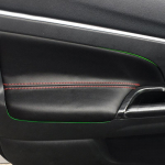 Pehmest nahast k&auml;etoe kate Mitsubishi ASX 2013 2014 2015 2016 autostiilile, k&auml;etoe paneeli kattekleebisega Black-red line