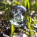 H&D 3D t&auml;htkuju kristallkuuli sf&auml;&auml;riline klaasklaasist paberist maagiline kuul tervendav kristallpall koos alusega loominguliseks s&uuml;nnip&auml;evaks kingituseks Aquarius