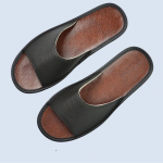 Luksuslikud ehtsast nahast sussid Lehma l&otilde;hustatud nahast k&auml;sitsi valmistatud naiste meeste sussid, pehmed ja mugavad sisekorterid. 27 kohv