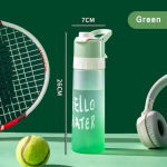 Pihustusuduga veepudel, suure mahutavusega meeste ja naiste sporditoidu klassi &otilde;pilased jahutavad end kaasaskantava s&ouml;&ouml;kla pihustustopsiga 601-700ml roheline