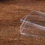 Mini ristk&uuml;likukujuline karp, l&auml;bipaistev plastikust kommide ehtepakendite karp koos kaanega