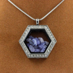Pierres et Min&eacute;raux. Collier Tanzanite brut. Mod&egrave;le Hexagone.