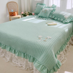 Puuvillane l&otilde;ngav&auml;rvitud voodikate, tepitud tepitud puuvillane libisemiskindel puuvillane kolmeosaline komplekt, piiri&uuml;lene tatamimatt saab katta a pair of pillowcases of the same style roheline