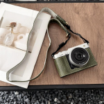 Luksuslik k&auml;sitsi valmistatud poolkaamerakate Fujifilm X-E5 Fuji XE5 jaoks Alumine akupesa katteosa &Otilde;larihmaga