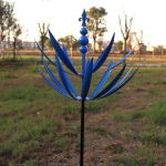 Harlow Wind Spinner metallist tuuleveski 3D-tuulej&otilde;ul t&ouml;&ouml;tav kineetiline skulptuur muru metallist tuulekeerd p&auml;ikeseenergia ketrajad &Otilde;ue ja aia sisekujundus sinine