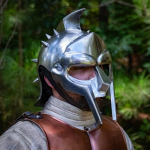 Halastamatu liidri rooma gladiaatorikiiver &ndash; 20 m&otilde;&otilde;tu terasest keskaegne kost&uuml;&uuml;m, taasesitus, nahast voodriga naeltega kiiver