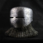 Haamerdatud 18 m&otilde;&otilde;tu terasest keskaegne mustaks muudetud ristir&uuml;&uuml;tli kiiver W kett