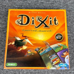 Ingliskeelne versioon Dixit Paari s&otilde;naga peolauam&auml;ng strateegia lauam&auml;ng kaardim&auml;nguasjad dixit