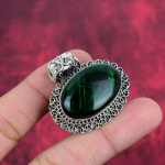 Rohelise v&auml;lgatusega labradoriit 925 h&otilde;bedast ripats, k&auml;sitsi valmistatud h&auml;mmastav v&auml;&auml;riskivi ripats 1.50 Inches roheline