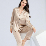 Naiste &ouml;&ouml;riided Lihtne satiinist pidžaamakomplekt Pikkade varrukatega n&ouml;&ouml;pidega rev&auml;&auml;rkrae top elastsete p&uuml;kstega Vabaajariided &Ouml;&ouml;riided 2-osaline &ouml;&ouml;s&auml;rk M must