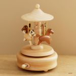 Puidust muusikakast muusika kujuke, kellav&auml;rk m&auml;nguasjade k&auml;siraamat Armas mehaaniline Bear