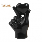 Armastuse s&uuml;damežest kujuke, kes hoiab s&uuml;dant, k&auml;si vaigust kuju, skulptuur kodukontori pulmapidu t&ouml;&ouml;laua kaunistus must