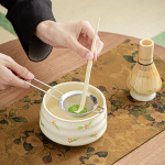 Matcha vispli komplekt bambusest kulbiga mood traditsiooniline teetseremoonia jaapani k&auml;sit&ouml;&ouml;hoidja punane