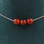 Pierres et Min&eacute;raux. Collier 3 perles Agate rouge 8 mm. Chaine en acier inoxydable Collier femmes, hommes. Taille personnalisable.