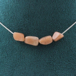 Pierres et Min&eacute;raux. Collier 4 perles Pierre de soleil de Tanzanie. Chaine en acier Collier femmes, hommes. Taille personnalisable.