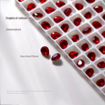 Uusaasta punased k&uuml;&uuml;nekunsti kivid: Mitmetahuline h&auml;rjavereline, tumepunane, kaheksanurkne ja &uuml;mar kuju