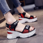 Uued suvised naiste sandaalid paksu tallaga kiilkontsad vabaaja k&otilde;rgust suurendavad kiilkontsad mitmek&uuml;lgsed sandaalid 40 punane