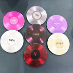 7 tk BTS vin&uuml;&uuml;lplaadi stiilis alustass, Bangtan Boysi liikmete v&auml;rviline joogialus, K-pop ARMY f&auml;nnide lauan&otilde;ude kaunistus ja kuumakaitse 7pcs