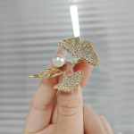 Retro elegantsed h&otilde;lmikpuu lehtedest kunstp&auml;rlitest prossid naistele Temperament Lihtne ja mitmek&uuml;lgne pross Lillega prossid Pin Peole Pulma Ehted Kingitus kuld