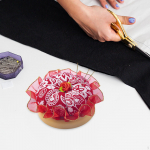 K&auml;sit&ouml;&ouml;na valmistatud puidust n&otilde;elapadi &otilde;mblemiseks ja &otilde;mblemiseks sinine