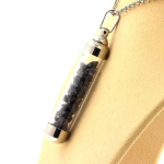 Pierres et Min&eacute;raux. Collier Saphir brut. Mod&egrave;le tube 50 mm.