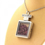 Pierres et Min&eacute;raux. Collier Rubis brut. Mod&egrave;le flacon.