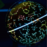 K&otilde;rglahutusega helendav gloobus 88 t&auml;htkujuga &ndash; AR &otilde;pilaste &otilde;ppet&ouml;&ouml;riist 20cm