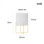 P&otilde;hjamaise stiiliga sepistatud rauast lillealus - Loov siseruumides kasutatav metallist hoiuriiul elutoa sisekujunduse ja kaunistuste jaoks