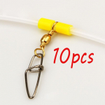 Vabalt veerev plasth&uuml;lssiga toru, p&ouml;&ouml;rlevad hoovad merevee p&uuml;&uuml;giplatvormi materjalist terminali tarvikud