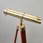 Messingist teleskoop, binokkel puidust statiivi alusel, dekoratiivne teleskoop statiivil, funktsionaalne, retrodisain