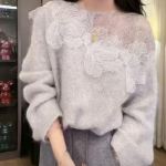 Prantsuse pitsist &otilde;&otilde;nes lillega kampsun naistele s&uuml;giseks ja talveks. Laisk l&otilde;tv kootud &uuml;laosa disain naister&otilde;ivaste jaoks. L