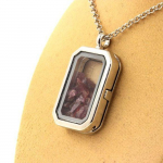 Pierres et Min&eacute;raux. Collier Grenat Rhodolite brut. Mod&egrave;le rectangle &agrave; pans coup&eacute;s.