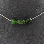 Pierres et Min&eacute;raux. Collier 3 perles Diopside du Br&eacute;sil. Chaine en acier inoxydable Collier femmes, hommes. Taille personnalisable.