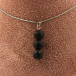 Pierres et Min&eacute;raux. Collier 3 perles Lave 8 mm. Chaine en acier inoxydable. Collier femmes, hommes. Taille personnalisable.