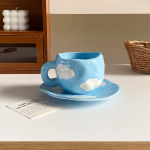 1 tk 280 ml originaaldisainiga skandinaavia stiilis k&auml;sitsi s&otilde;tkutud keraamiline kohvitass ja alustass, mitmev&auml;rviline ruuduline s&uuml;da, sinine taevas ja valged pilved, lillekruus 280ml