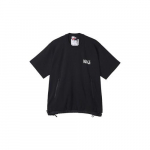 Nike x Sacai koost&ouml;&ouml; logo printiga pingutusn&ouml;&ouml;riga l&uuml;hikeste varrukatega T-s&auml;rk Unisex XS must