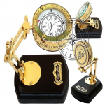 Meressingist luup Marine Spenceri lauakell tarnib aega puidust alusel