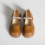 Naiste p&auml;rlitest dekoratiivse pandlaga madala paksu tallaga nahast kingad 35 must